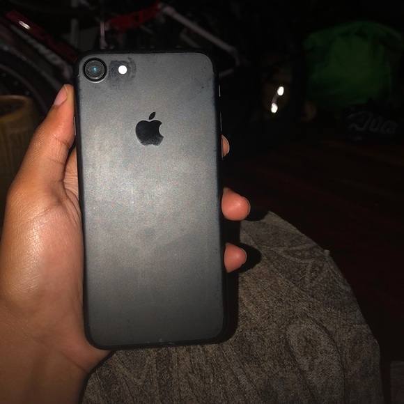 iPhone 7 - Picture 1 of 2